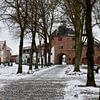 Le Vischmarkt enneigé et la Vischpoort de Harderwijk sur Gerard de Zwaan