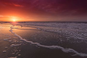 Wundervoller Sonnenunterganghimmel während des Sonnenuntergangs auf dem Strand von Den Haag von Rob Kints