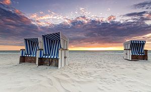 Chaises de plage au coucher du soleil sur Dirk Thoms