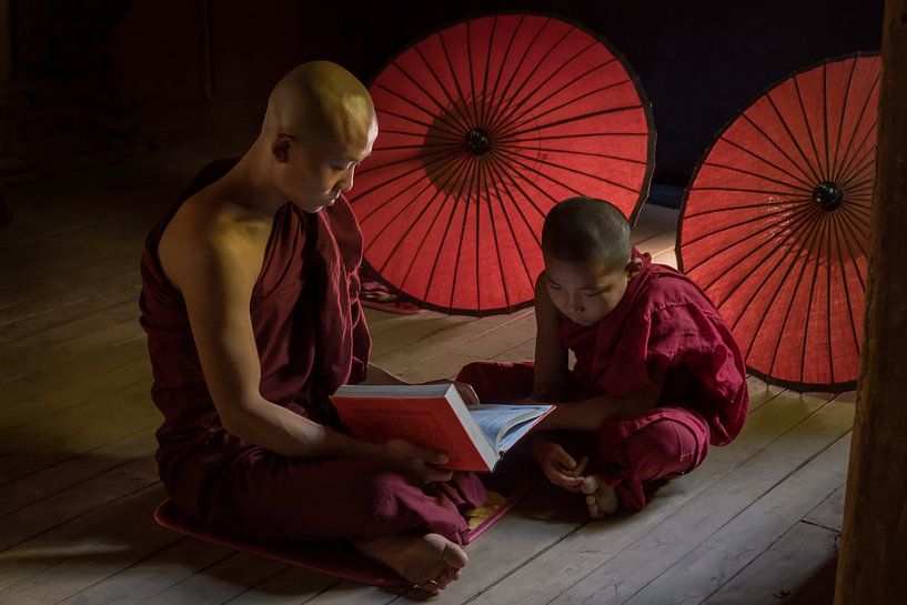 Apprentissage dans un temple au Myanmar par Anges van der Logt