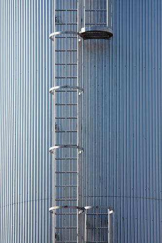 Zilver blauwe silo met stalen ladder