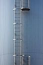 Zilver blauwe silo met stalen ladder par Jan Brons Aperçu