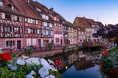 Colmar Frankreich am Abend, Klein-Venedig, Wasserkanal, und traditionelle Fachwerkhäuser
