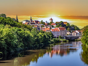 Panoramablick über die Stadt Bernburg in Sachsen-Anhalt bei Sonnenuntergang