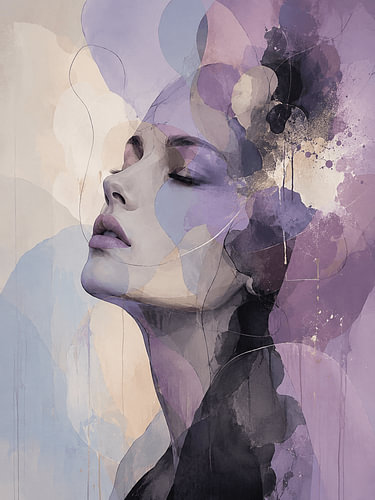 Abstract portret van een vrouw in lavendelblauw met botanische vormen en een gouden textuur