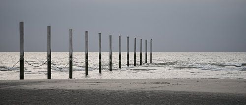 Verwitterte Masten an der Strandpromenade