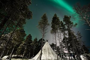 Nordlichter in Lappland über einer Kota | Reisefotografie Druck | Inari, Lappland von Kimberley Jekel