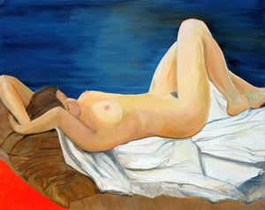 Jonge vrouw ligt op een wit laken, Pruisisch blauw, Hubertine Heijermans van Atelier Liesjes