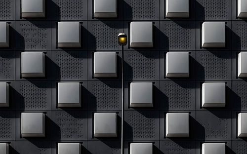 Photographie architecturale d'une façade avec éclairage public à Pampelune, Espagne