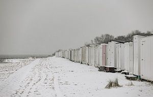 Rangée de maisons de plage dans la neige