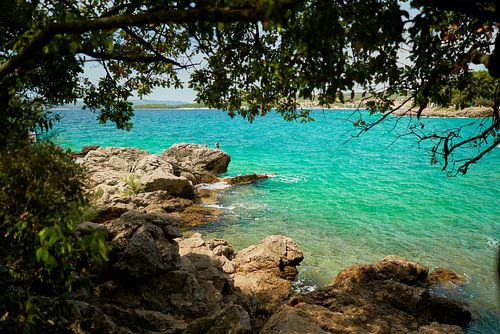 Kust van de Adriatische Zee bij de stad Krk in Kroatië