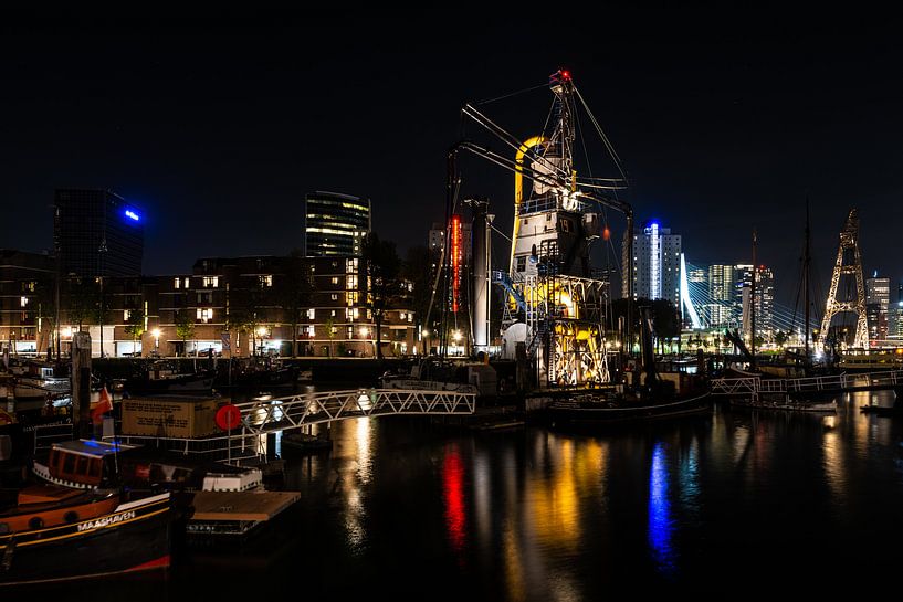 Rotterdam met in de haven de verlichte zandzuiger. van Brian Morgan
