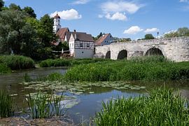 Historische brug over de rivier de Wörnitz in Harburg van ManfredFotos
