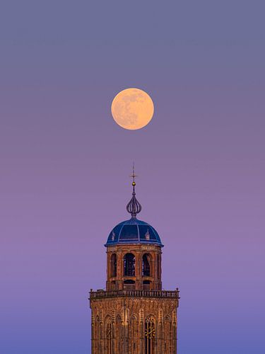 Supermond über den Lebuinustoren in Deventer von Sander Korvemaker