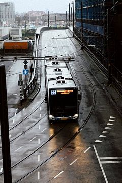 Een bus dichtbij Centraal Station | Utrecht  | Nederland Reisfotografie van Dohi Media