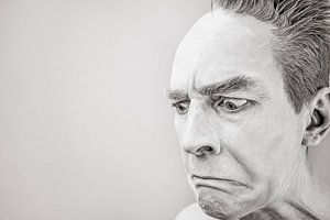 Mann in Schwarz und Weiß, der verrückt aussieht