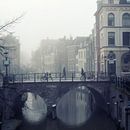 Fußgänger auf der Maartensbrug im nebligen Utrecht von André Blom Fotografie Utrecht Miniaturansicht