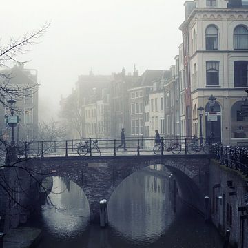Pedestrians on the Maartensbrug in a foggy Utrecht by De Utrechtse Grachten