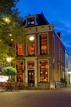 Café te Delft in de nacht