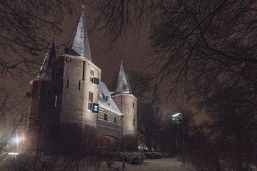 Broederspoort in Kampen in einer kalten Winternacht von Sjoerd van der Wal Fotografie