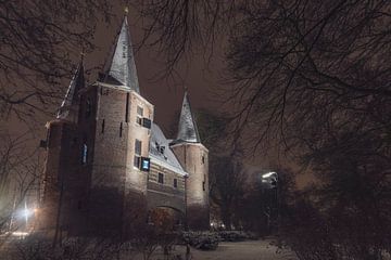 Broederspoort in Kampen tijdens een koude winternacht