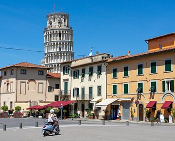 italienisches Flair mit dem Schiefen Turm von Pisa im Hintergrund von Animaflora PicsStock