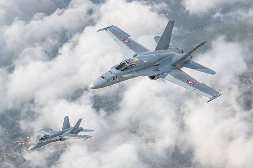 Twee Zwitserse McDonnell Douglas F/A-18C Hornets.