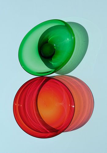 Zomers stilleven met schalen tegen een blauwe achtergrond