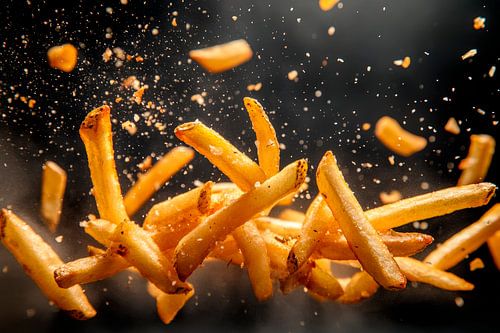 Knapperige frietjes in de lucht - Actiefoto