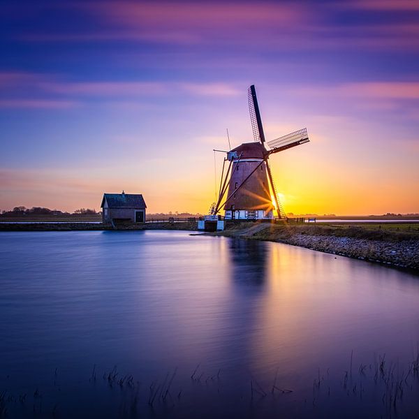 Molen het Noorden tijdens zonsondergang. van Justin Sinner Photography ( Fotograaf op Texel)