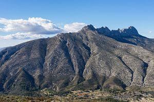Gebirgskamm der Sierra de Bernia und Wolken
