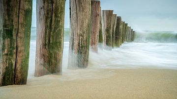 Golfbreker met houten palen op het stand van Zeeland