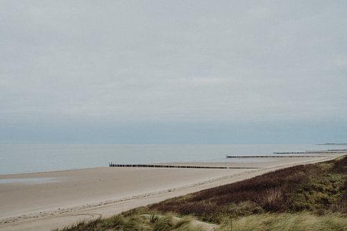 Leerer, menschenleerer Strand in Zeeland