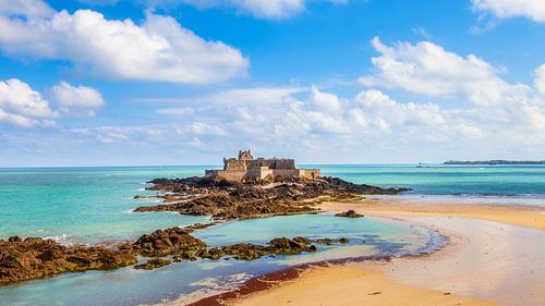 Fort National bij eb, kust van Saint-Malo, Bretagne