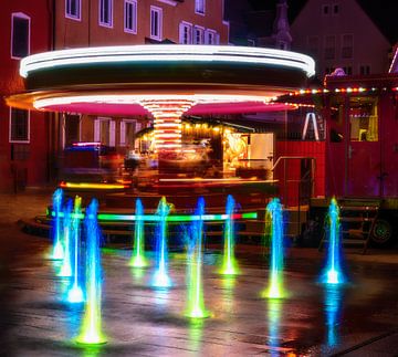 Beleuchteter Springbrunnen und Karusell bei Nacht von ManfredFotos