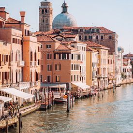 Canal Grande, Venetië, Italië | Oranje en gele gebouwen aan de waterkant van Expeditie Aardbol