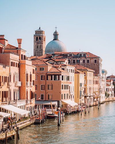 Canal Grande, Venetië, Italië | Oranje en gele gebouwen aan de waterkant van Expeditie Aardbol