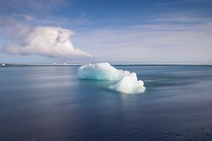 IJsschotsen in zee bij Diamond Beach in IJsland van gaps photography