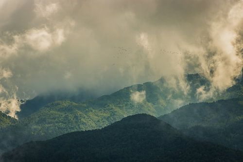 Coucher de soleil dans les montagnes nuageux