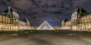Louvre 's nachts van Henk Verheyen