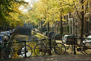 Fiets op brug in Amsterdam van Michel van Kooten