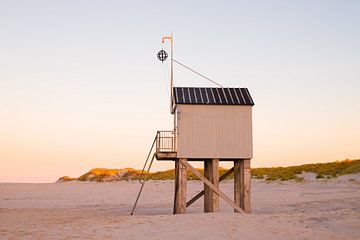 Het Drenkelingenhuisje op Terschelling – Gouden Uur aan Zee van Marloes Hageman