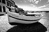 Traditionelles Fischerboot am Strand, Spanien (Schwarz-Weiß) von Rob Blok Miniaturansicht