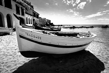 Traditionele vissersboot op strand, Spanje (zwart-wit)