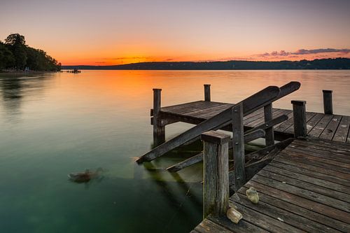 Holzsteg am Starnbeger See bei Bernried in Oberbayern im Sommer 
