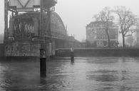 'De Hef' (Pont de la Reine) à Rotterdam dans la brume (noir et blanc) par Michel Geluk Aperçu