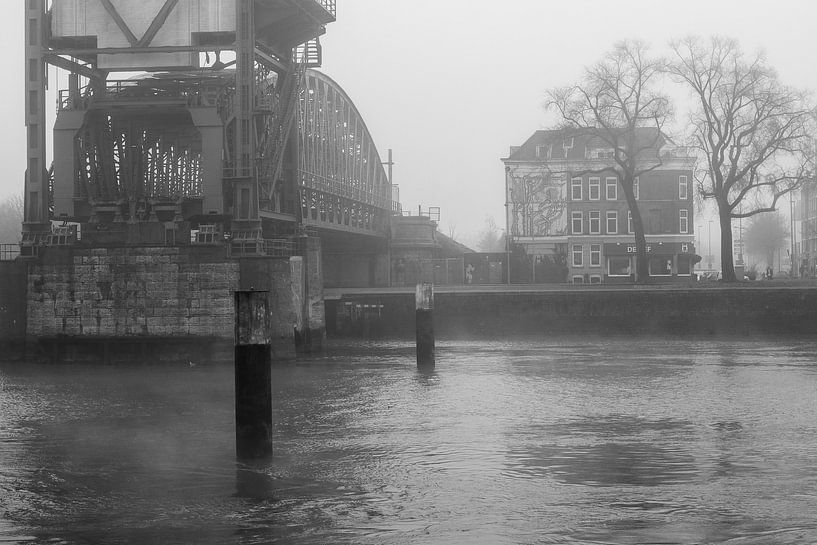 'De Hef' (Königinnenbrücke) in Rotterdam im Nebel (schwarz-weiß) von Michel Geluk