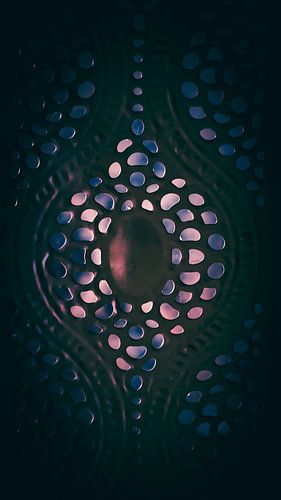 Structures abstraites et formes graphiques dans un jeu dynamique de lumière et de judas : une fusion artistique de détails et de profondeur