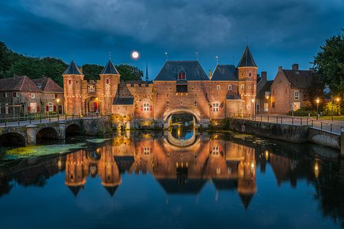 Blauwe uur bij de Koppelpoort in Amersfoort