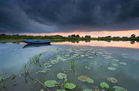 Ciel menaçant pendant le coucher du soleil près d'un petit lac dans le Ooijpolder. par Rob Christiaans Aperçu